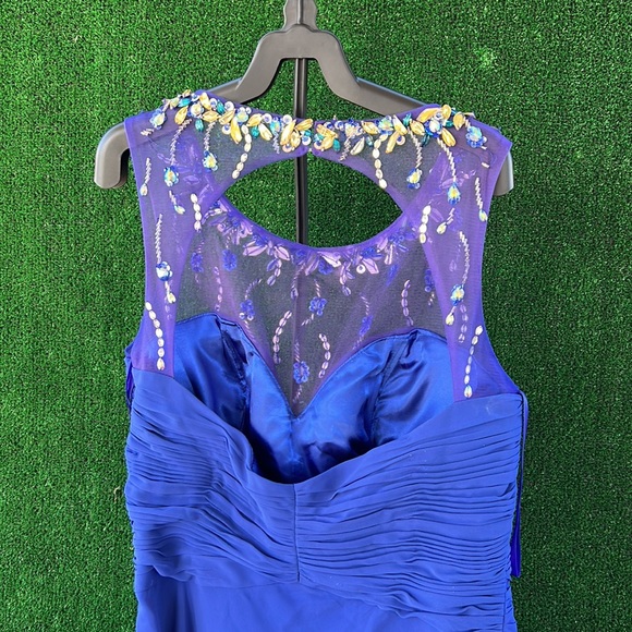 Beautiful dress - Picture 4 of 5